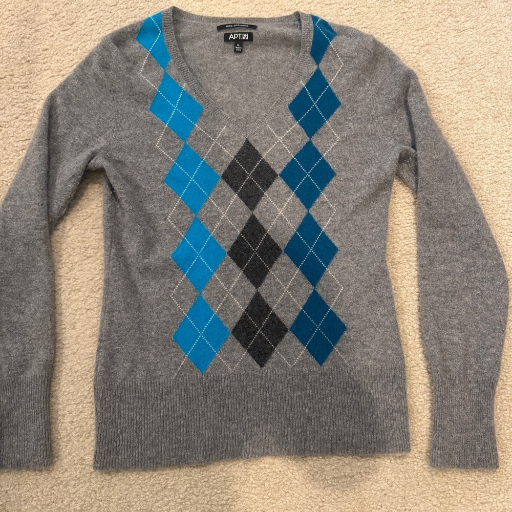 Apt. 9 Gray V-Neck Argyle Sweater with Blue Diamonds